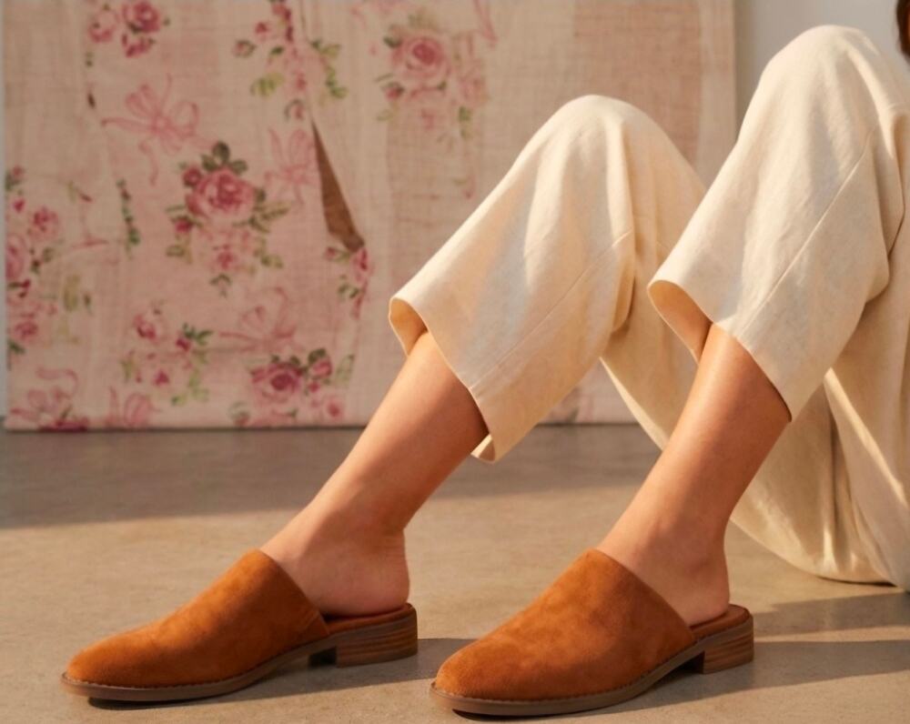 Dt. NWT UNIVERSAL THREAD COGNAC RITA MULE FLATS ♡SIZE 8.5♡